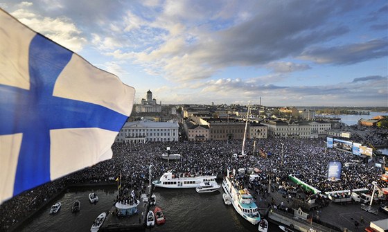 NAMOL NA MOLU. Hokejové zlato se bouřlivě slavilo i ve finských přístavech.