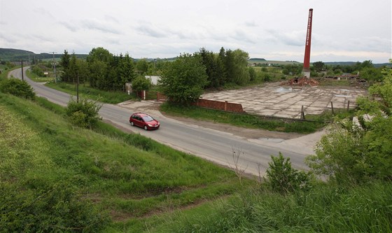 Pohled na bývalou skládku odpad (vzadu za areálem) na okraji obce Nasobrky poblí Litovle, která zpsobovala zneitní spodních vod jedovatými látkami.