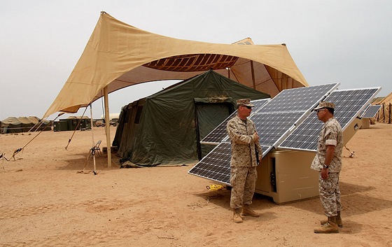 istá válka. Dv nové vojenské pomcky na výrobu elektiny ze Slunce. V pozadí je nad stanem zavená plachta se solárním panelem, vpedu generátor s FV panely a baterií