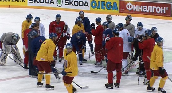 Alois Hadamczik obklopen hokejisty při tréninku v Bratislavě