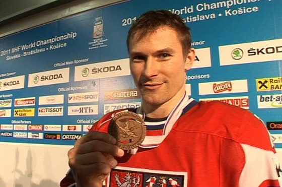 Petr Průcha ukazuje bronzovou medaili
