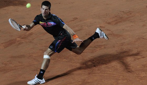 ZASE HO NEUDOLALI. Srbský tenista Novak Djokovi pokrauje ve strhující sérii a vyhrál i dalí letoní duel.