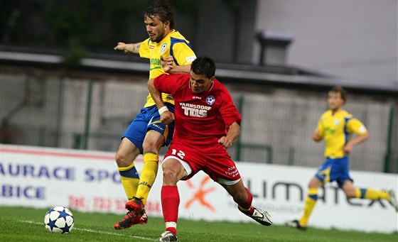 MÁM T. Zlínský fotbalista Michal krom (vlevo) se snaí zastavit akci  Frantika Koblíka z Varnsdorfu. 