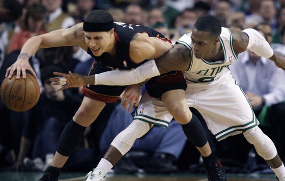 Mike Bibby z Miami (vlevo) v souboji Rajonem Rondem z Bostonu. 