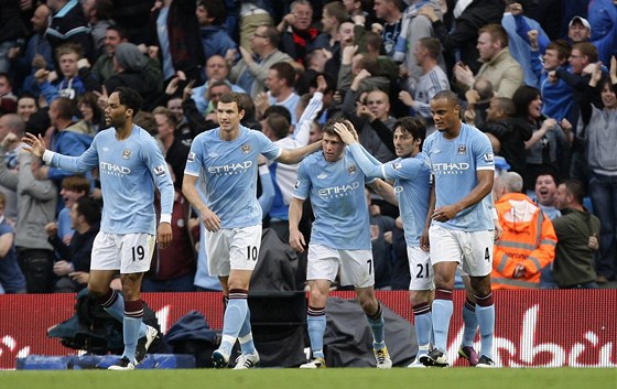 DOKALI SE. Manchester City si v pítí sezon zahraje minimáln pedkolo Ligy mistr.