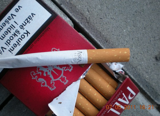 Padělané cigarety zakoupené u stánku.