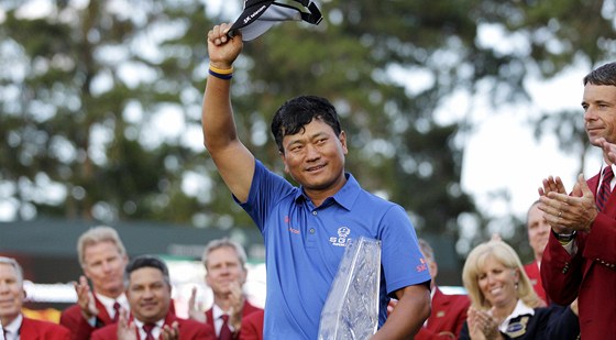 Korejský golfista che Kjong-u se raduje z trimfu na turnaji v Ponte Vedra Beach.