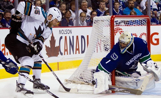 Vancouverský gólman Roberto Luongo elí anci Bena Eagera ze San Jose.