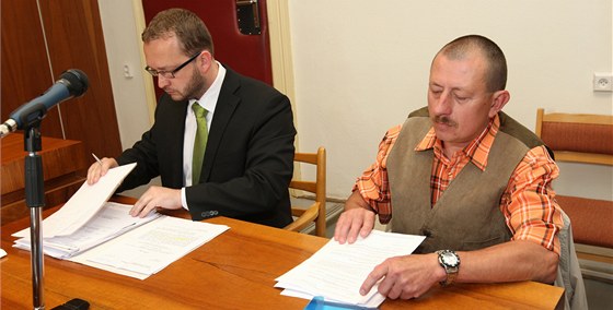 Potrestaný velitel eskorty Vladimír Vyhnal (na snímku vpravo) s obhájcem. Brnnský krajský soud mu nyní potvrdil trest v podob edesátitisícové pokuty.