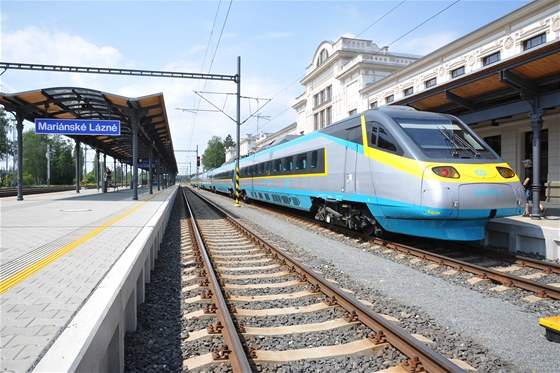 Pendolino u letos projídlo Karlovarským krajem 14. kvtna pi zahájení lázeské sezony.