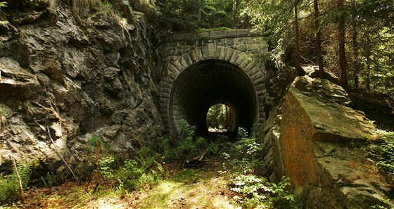 Cyklostezka z Ostrova do Jáchymova povede i bývalým železničním tunelem.