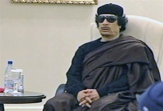 Libyjská televize odvysílala údajn erstvé zábry, jak Muammar Kaddáfí vyjednává s kmenovými vdci. 