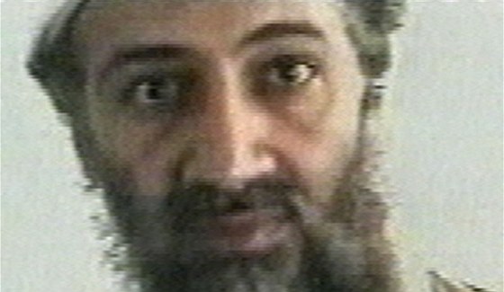 éf al-Káidy Usáma bin Ládin na archivním snímku z roku 2001