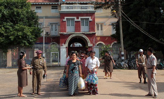 Barmtí vzni opoutjí nechvaln proslulou rangúnskou vznici Insein