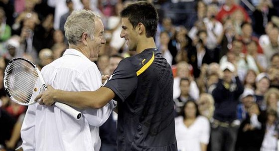 John McEnroe (vlevo) a Novak Djokovi si spolu zapinkali na US Open 2009