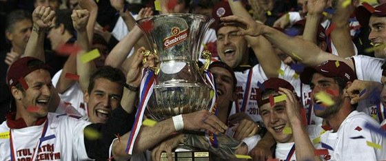 Fotbalisté Sparty slaví s pohárem pro eského mistra