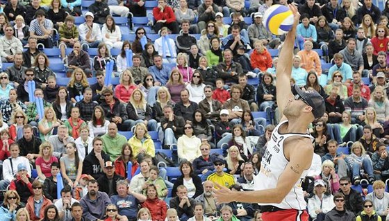 Phil Dalhausser podává ped zaplnnými tribunami na praské tvanici