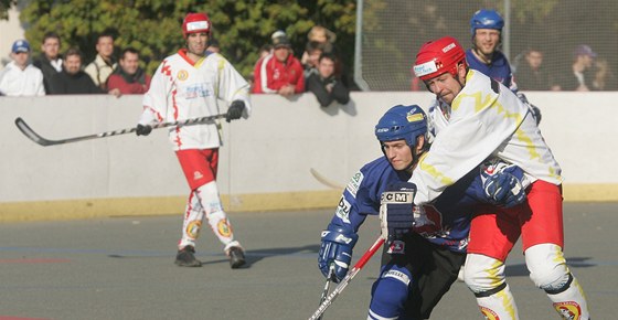 Hokejbalista Jaroslav Pavlík (vpravo) v dresu Hradce Králové.
