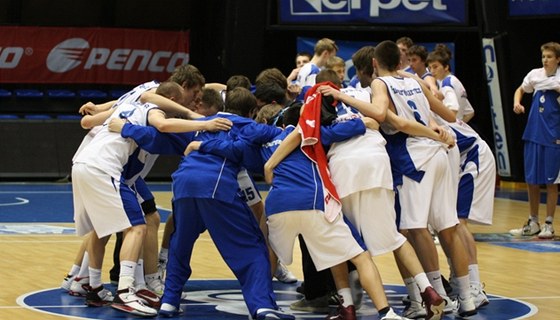 JSME TÝM. Juniortí basketbalisté USK Praha ped prvním duelem na turnaji.