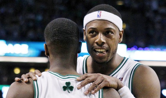 VELKÉ PLÁNY. Paul Pierce (vpravo) jako by s Rajonem Rondem u chystal odvetu Bostonu Celtics.