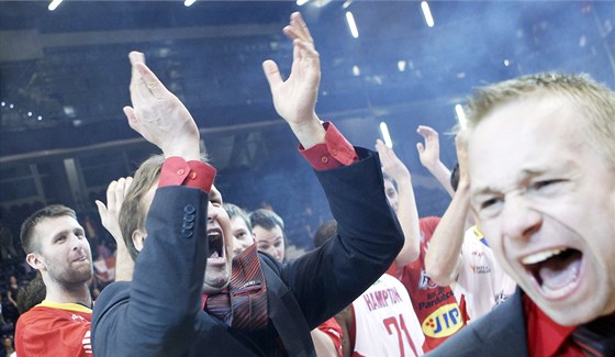 Jan Slowiak tleská s rukama nad hlavou pardubickým fanoukm. Slaví postup do ligového semifinále.