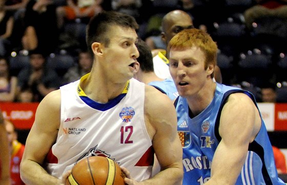 Basketbalista Zbynk Pospíil (vlevo) z Pardubic v akci - ilustraní foto.