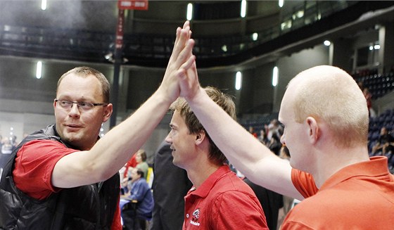 Manaer pardubických basketbalist Pavel Stara (vlevo) slaví spolen se zranným rozehrávaem Tomáem Tóthem.