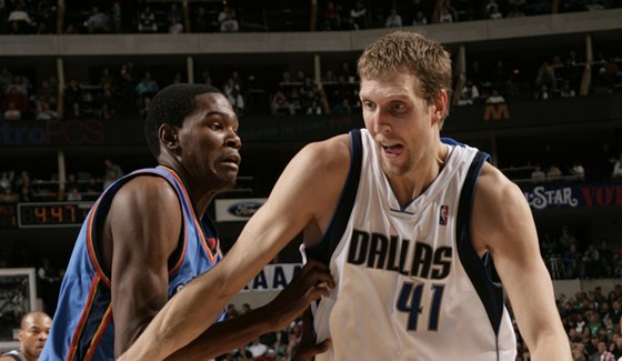 Dirk Nowitzki (vpravo) z Dallasu obchází Kevina Duranta z Oklahoma City.