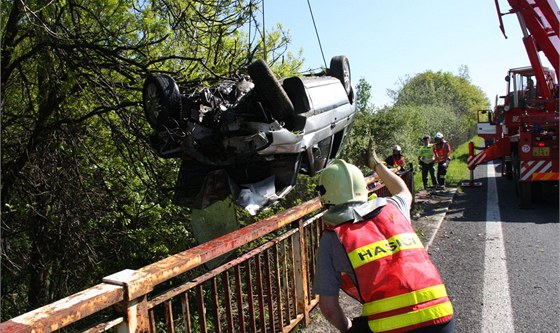 Hasiči vytahovali auto, které spadlo u Pozděchova do potoka.