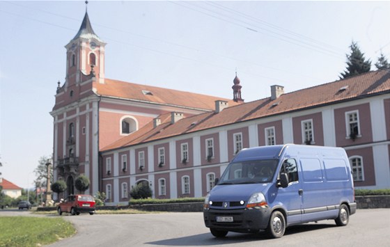 Kostel Narození Panny Marie ve típ. Pímo u nj vede silnice, co ohrouje bezpenost chodc.