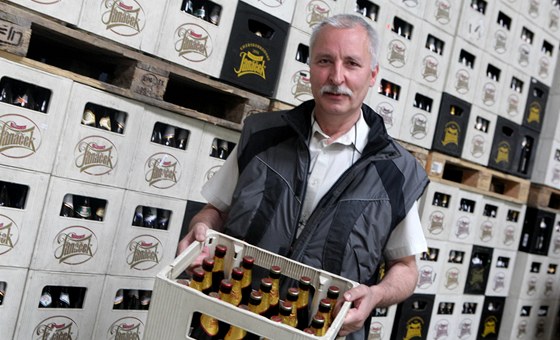 Výrobní šéf Lukančo Trifončovski ve skladu lahvových piv v pivovaru Janáček.