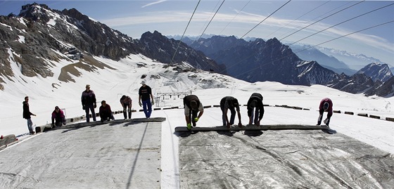 Pracovníci pikrývají ledovec na nejvyí hoe Nmecka Zugspitze. Speciální fólie mají zabránit tání ledovce bhem letní sezony.