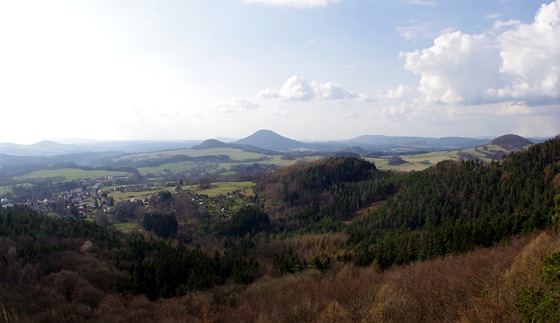 Rovský vrch s charakteristickým seíznutým vrcholem dominuje okolní krajin.