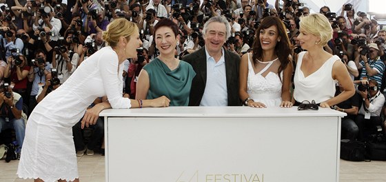 Cannes 2011 -  U. Thurmanová žertuje