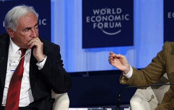 Šéf Mezinárodního měnového fondu Dominique Strauss-Kahn věří, že světovou ekonomiku vytáhnou z recese asijské země. Na fotografii spolu s francouzskou ministryní financí Christine Lagarde.