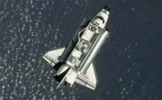Raketoplán Endeavour na své poslední misi ve vesmíru s oteveným nákladním prostorem