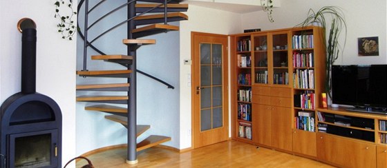 Dominantou bytu je obývací pokoj s interiérovým toitým schoditm do podkroví.