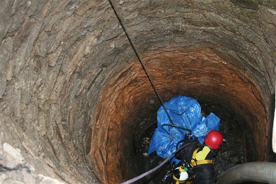 Tlo zavradného leelo ve studni v Pacov od listopadu 2002