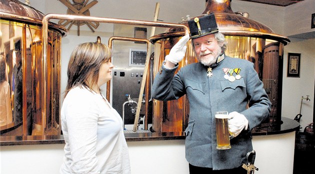 Sládková Martina Valterová p�edlo�ila Kaiserbier p�ímo ze spilky ke kontrole historikovi Ji�ímu Rakovi, který v uniform� c. k. majora p�ijel jako p�edvoj císa�ské náv�t�vy na inspekci, jestli je pivo hodné nést v názvu císa�ský titul.