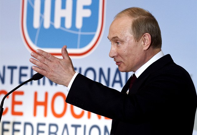 PREMIÉR. Ruský politik Vladimir Putin v Bratislav� p�i projevu na podporu kandidatury Ruska na MS v roce 2016.