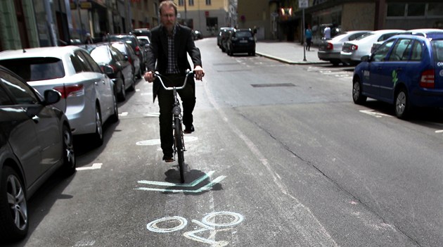 Brn�nská iniciativa Cykloguerilla namalovala k�ídou cyklistický pruh ve Veselé ulici.