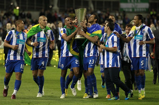 CENNÁ TROFEJ. Hrá�i Porta se po zápase p�edhán�li, kdo se d�ív pomazlí s trofejí.
