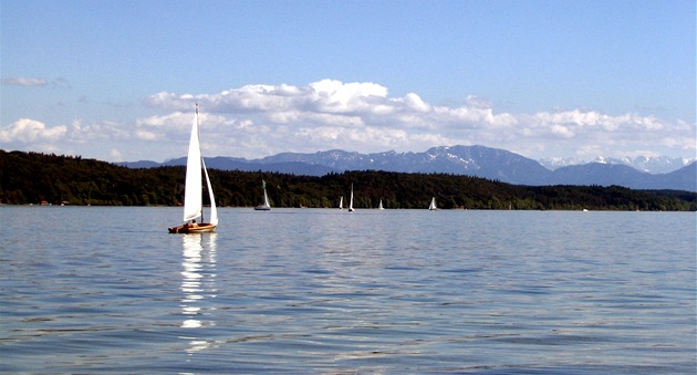 Starnbergské jezero s Alpami v pozadí