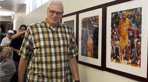LEGENDA ODCHÁZÍ. Phil Jackson kráí kolem fotografií svých slavných svenc. Zkuený kou basketbalist LA Lakers oznámil konec kariéry.