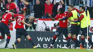 SKORO V CÍLI. Hrái Lille na hiti, i jejich náhradníci, se radují z Gervinhova gólu proti Sochaux. K titulu jsou u blizouko.
