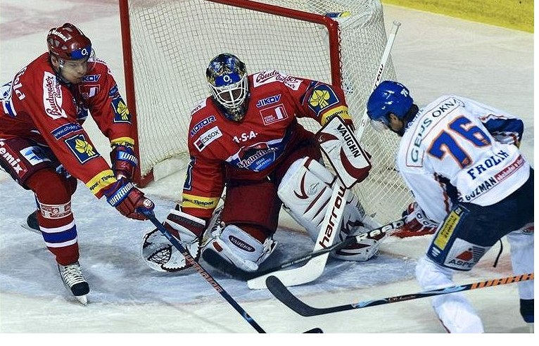 Martin Frolík v roce 2009 je�t� hrál za Kladno, práv� se pokou�í p�ekonat �eskobud�jovického Romana Turka.