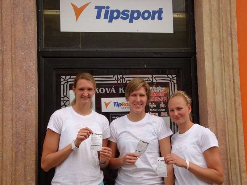 �eské basketbalistky vsadily na výhru hokejist� na mistrovství sv�ta. Zleva: Petra Kulichová, Jana Veselá a Michaela Zr�stová.