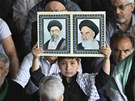 Íránský chlapec ukazuje portréty vdc islámské revoluce ajatolláha Chamneího (vlevo) a ajatolláha Chomejního (6. kvtna 2011)