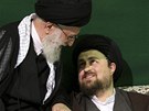 Zleva: Ajatolláh Chameneí, ministr pro tajné sluby Hejdar Moslehí a vnuk...