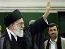 Zleva: Ajatolláh Chameneí a íránský prezident Mahmúd Ahmadíneád (5. kvtna...
